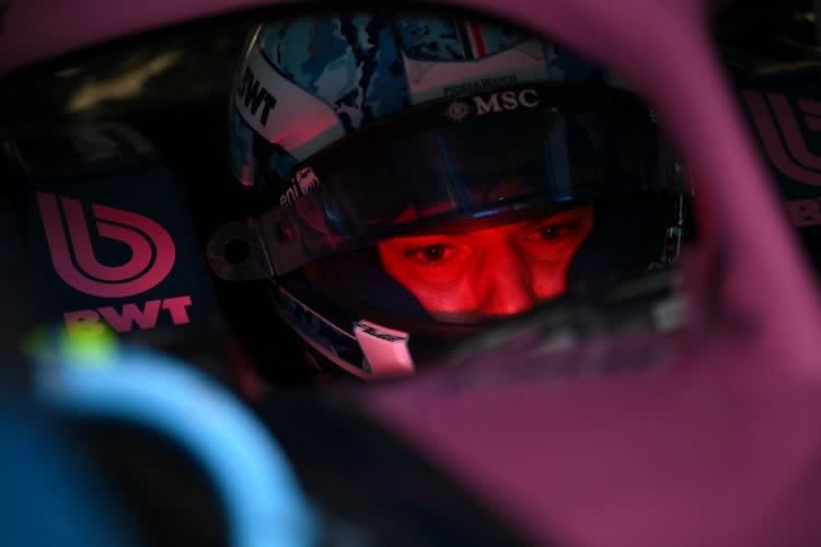 Pierre Gasly in seinem Alpine in einer dunklen Garage