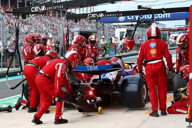 Die Boxen-Crew von Lewis Hamilton beim Reifenwechsel in Miami
