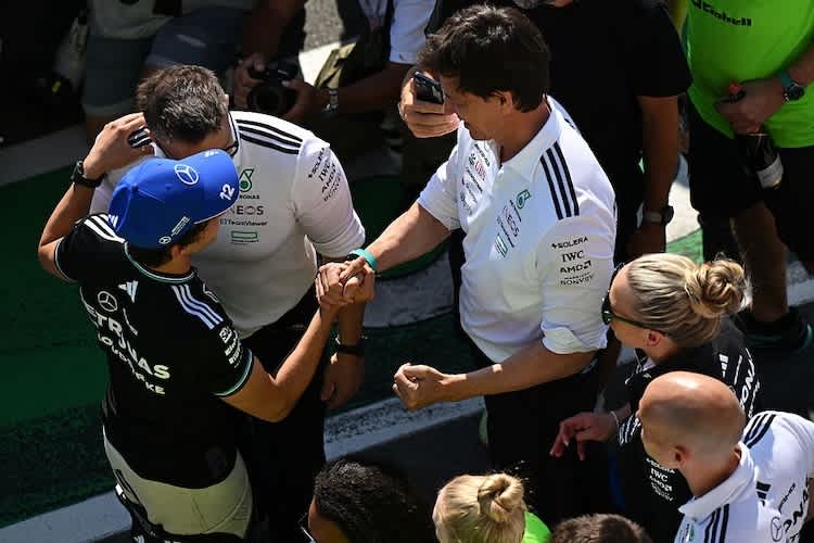 Toto Wolff (r.) mit seinem Fahrer Kimi Antonelli, der in Kanada Dritter wurde. Links bei Antonelli: sein Renningenier Peter Bonnington