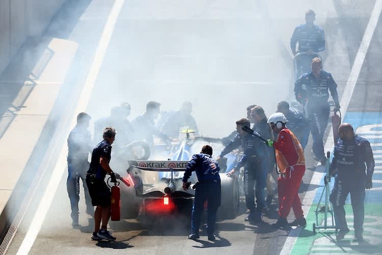 Löscharbeiten am Williams von Carlos Sainz in der Boxengasse