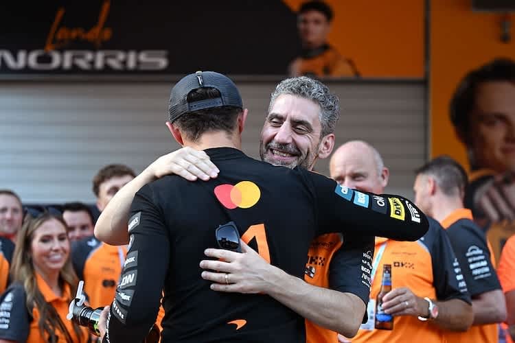 McLaren-Teamchef Andrea Stella mit Lando Norris