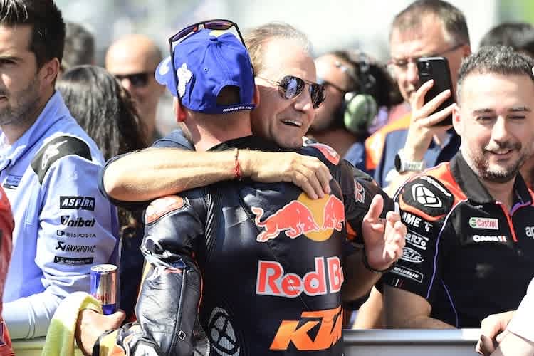 Hubert Trunkenpolz gratuliert KTM-Werksfahrer Brad Binder