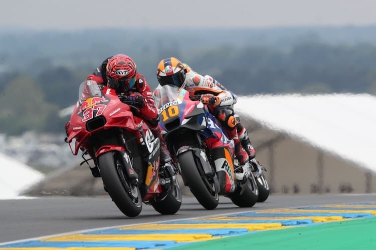 Augusto Fernandez vor Honda-Werksfahrer Luca Marini