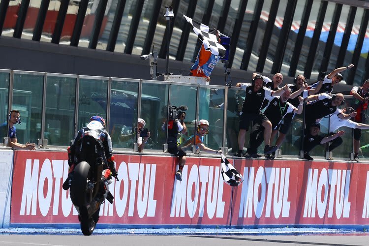 Dieser Stoppie kostet Toprak Razgatlioglu 500 Euro Strafe