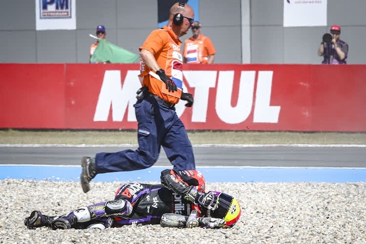 Aleix Espargaro konnte das Kiesbett auf eigenen Füßen verlassen