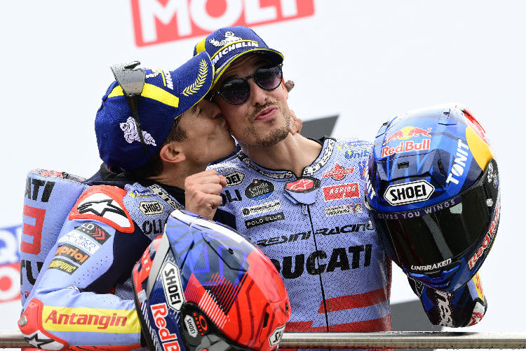 Küssen für Bruder Alex von Marc Márquez. Die Brüder erreichten am Sachsenring Historisches