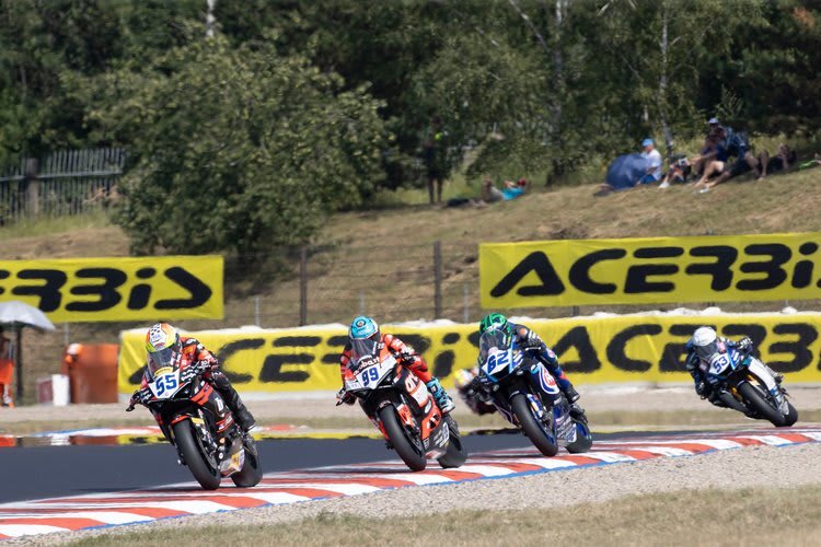 Zwei Ducati vor zwei Yamaha – so eng sind sie nur zu Rennbeginn beieinander