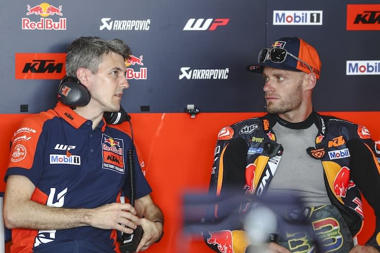 Brad Binder in der Problem-Besprechung mit Crew-Chief Andres Madrid