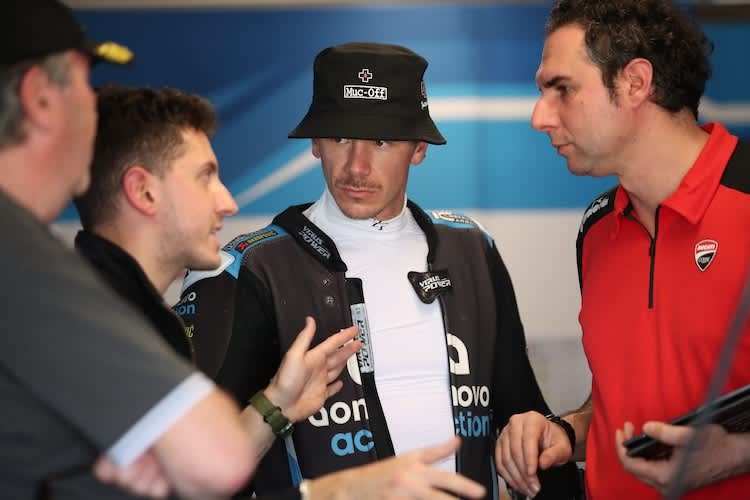 Scott Redding im Austausch mit seinem Team und Ducati-Technikkoordinator Marco Zambenedetti