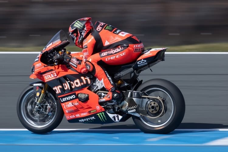 Nicolo Bulega gewann mit der Ducati Panigale V4R bisher sieben von zwölf Rennen