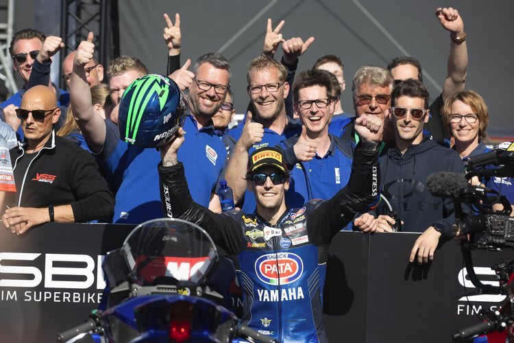 Jubel bei Stefani Manzi und Ten Kate Yamaha