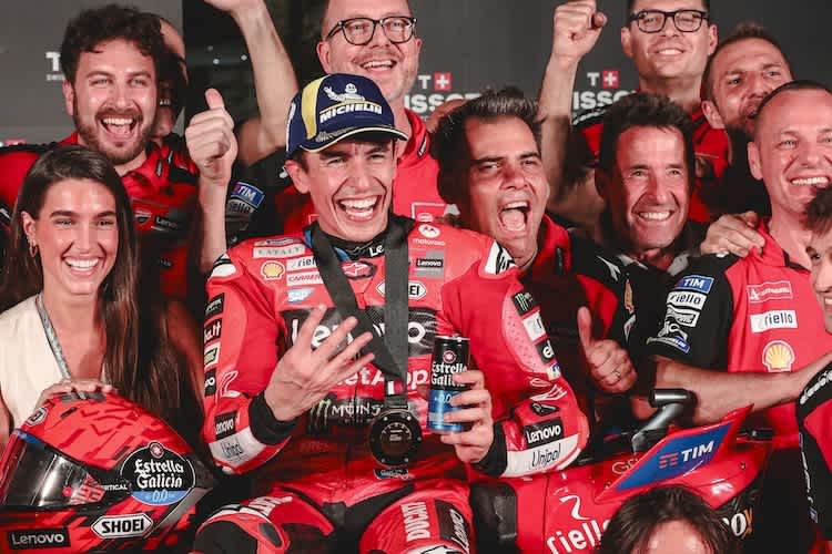 Marc Marquez jubelt mit seinem Team über einen «Überraschungssieg»