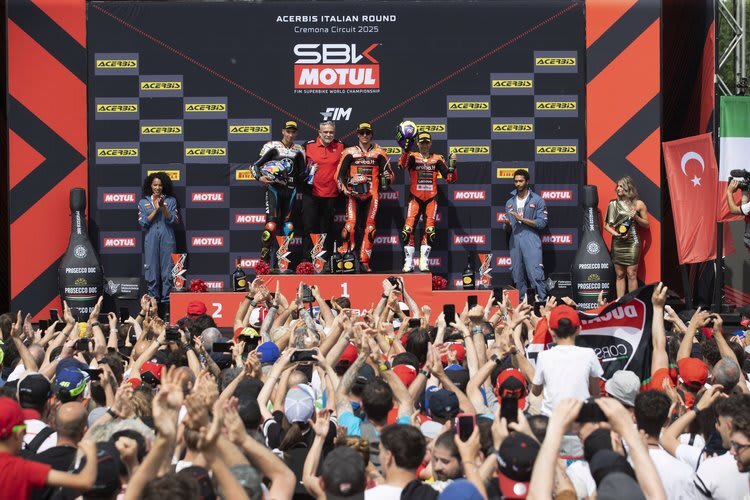 Die Siegerehrung des ersten SBK-Laufs in Cremona