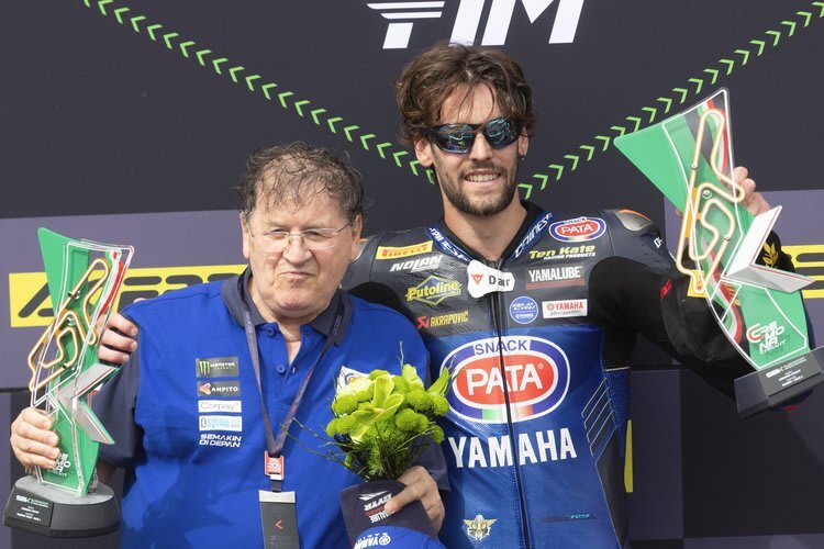 Stefano Manzi nahm Pata-Boss Remo Gobbi mit auf das Siegerpodest