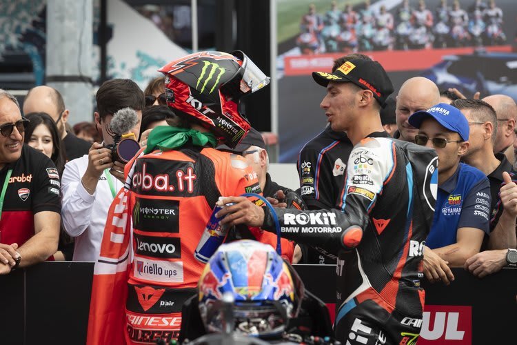 Sieger Nicolo Bulega und der besiegte Toprak Razgatlioglu