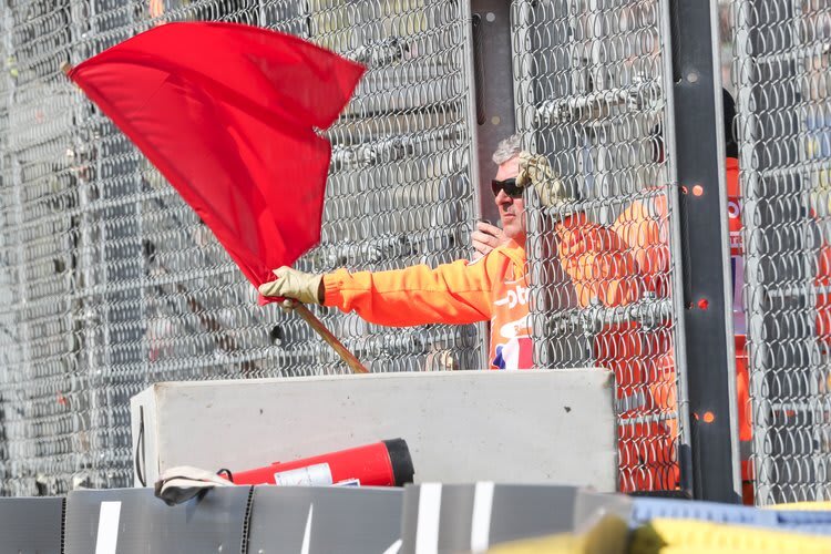 Rote Flaggen begleiten jede Tragödie