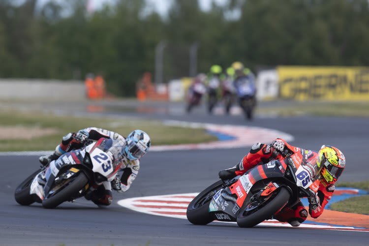 Marcel Schrötter und Philipp Öttl (v.l.) begeisterten in Most die deutschen Fans