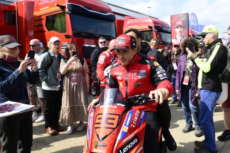 Am Medientag noch auf dem Roller, dann ab Freitag auf dem Motorrad: Marc Marquez unterwegs zu einem Termin im Fahrerlager von Silverstone