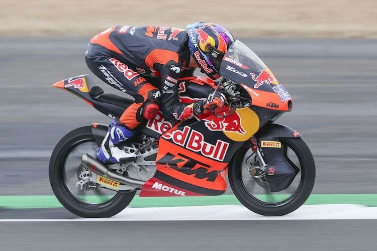 Moto3-Pilot Jacob Roulstone mit extremer Sitzposition auf der 250er-KTM