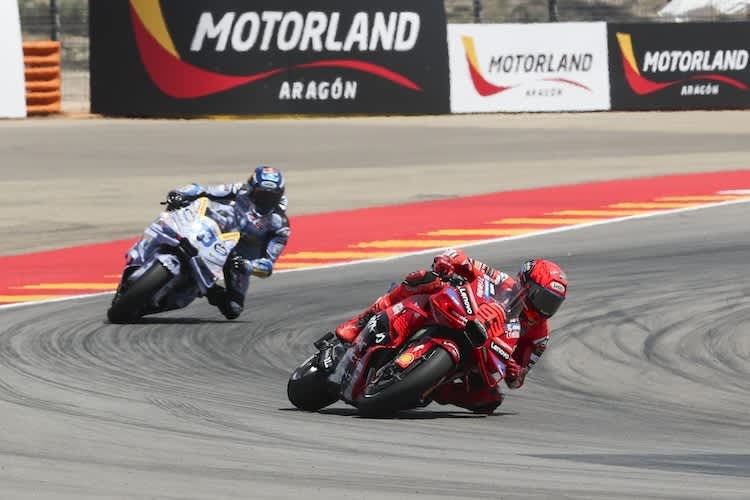 Marc Marquez vor seinem Bruder Alex im Sprint von Aragon