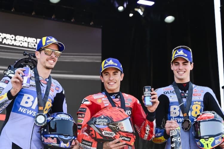 Fermin Aldeguer (r.) auf dem Podium mit seinem Teamkollegen Alex Marquez (l.) und seinem Idol Marc Marquez