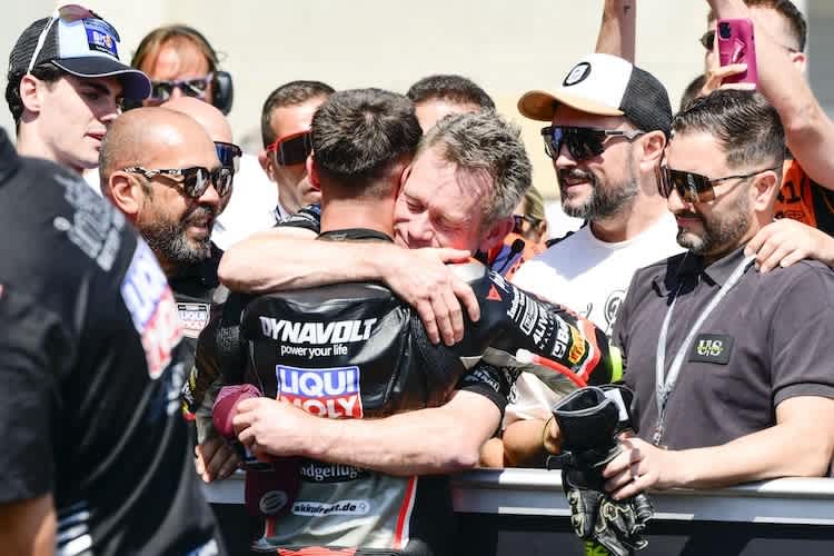 Erster Gratulant – zum ersten Grand-Prix-Sieg: Peter Öttl feiert mit David Munoz