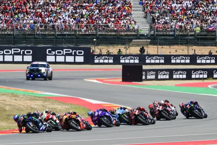 Nach dem Start: Alex Rins (#42) musste zu Beginn extra hart kämpfen