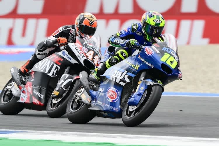 Diogo Moreira auf dem Weg zum ersten Moto2-Sieg vor Aron Canet