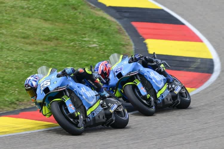 Raul Fernandez vor seinem Teamkollegen Ai Ogura, der später rauscrashte