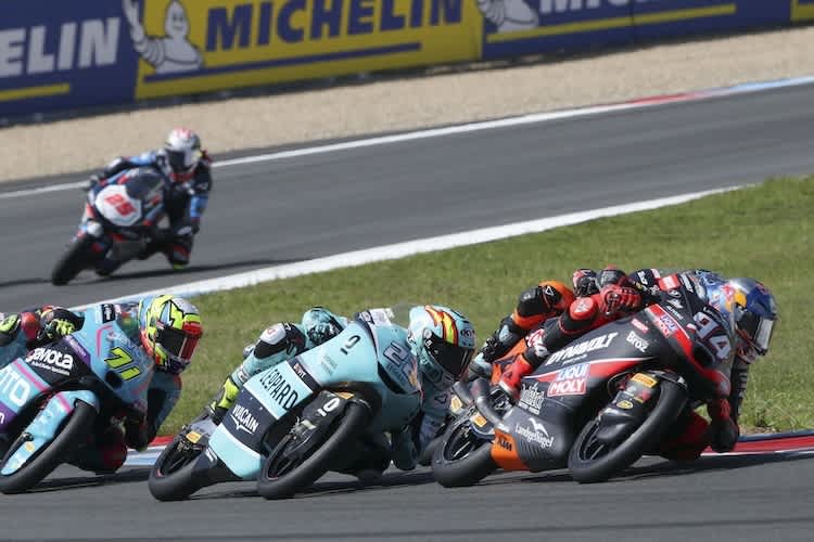 Guido Pini sicherte sich in Brünn die Pole, führte zu Beginn des Rennens das Feld an. Er fiel später auf Platz 10 zurück