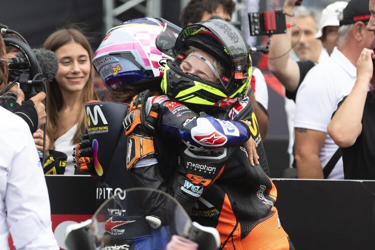 Beatriz Neila und Chloe Jones gratulieren sich zu einem spannenden Rennen