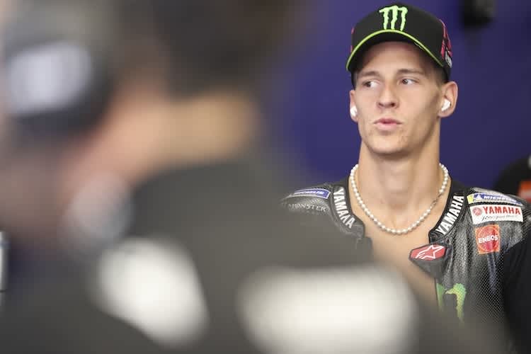 Spezielles Accessoire: Fabio Quartararo fuhr am Freitag mit einer Perlenkette um den Hals