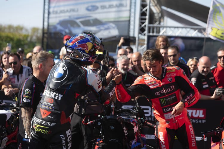 Nicolo Bulega musste Toprak Razgatlioglu schon wieder zum Sieg gratulieren