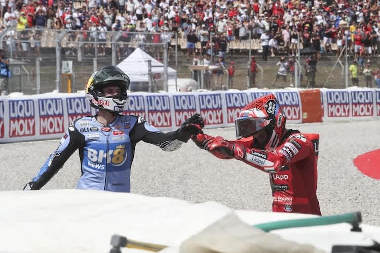 Die Marquez-Brüder Alex (l.) und Marc feierten nach dem Katalonien-GP ausgelassen im Kiesbett. Alex Marquez rollte sich auch noch artistisch ab