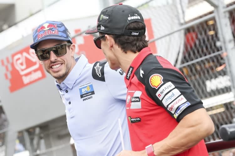 Rennsieger Alex Marquez (l.) mit Bruder und Barcelona-2. Marc