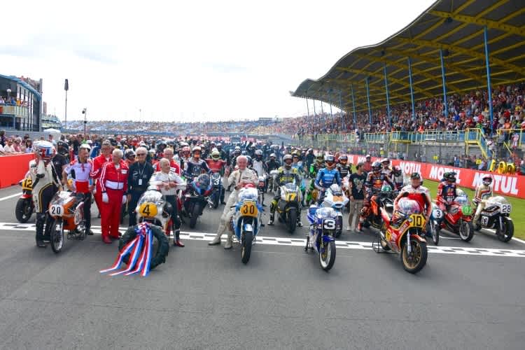 150 geschichtsträchtige Motorräder, Seitenwagen-Gespanne und Vorkriegsautos wurden nach dem MotoGP-Rennen in Assen auf die Strecke gelassen