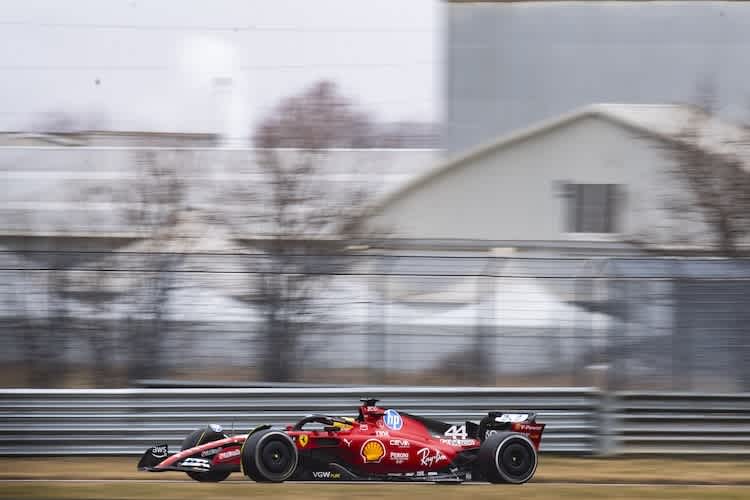 Lewis Hamilton drehte in Fiorano im SF-23 seine ersten F1-Runden in Rot
