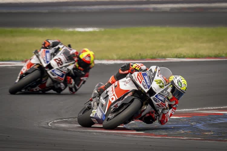 Axel Bassani vor Testpilot Xavi Fores