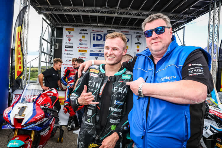 Patrick Hobelsberger (li.) mit Teamchef Karsten Wolf