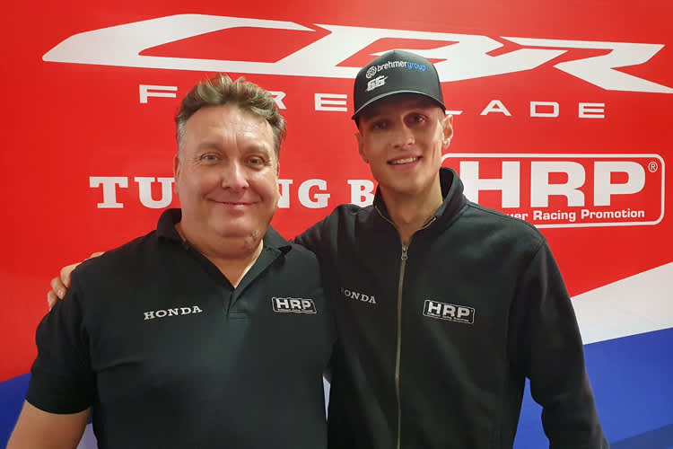 Florian Alt mit Jens Holzhauer (v.re.)