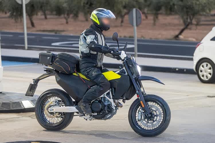Erwischt: Husqvarna 701 Supermoto mit komplett überarbeitetem Motor