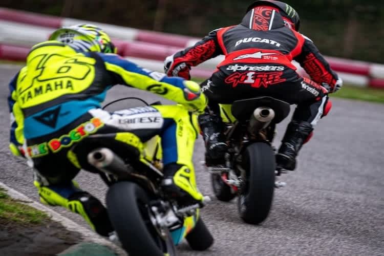 Gehetzt vom Doktor. Pecco Bagnaia beim sportlichen Betriebsausflug der VR46-Academy auf die Kartstrecke in Cesena