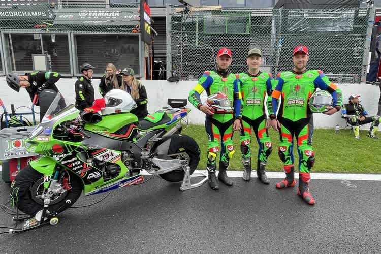 Die Kawasaki und das Fahrertrio von JOJ