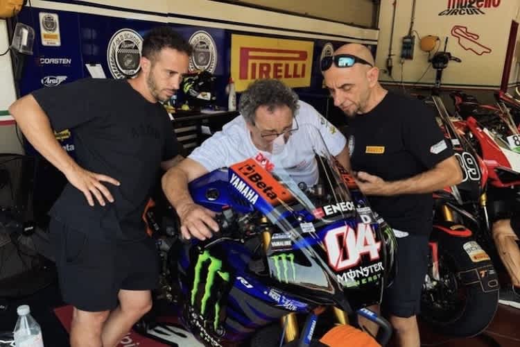 Startklar. Dovizioso neben seiner Yamaha mit der #4