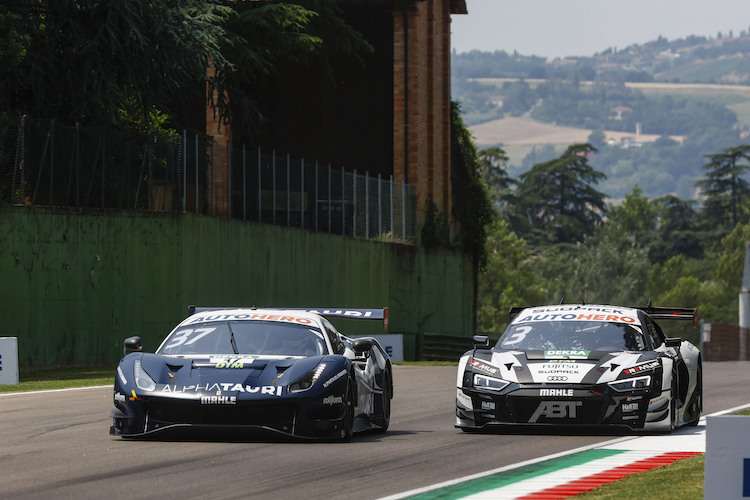 Mehr als 20.000 Fans versammelten sich zur Schweigeminute in Imola