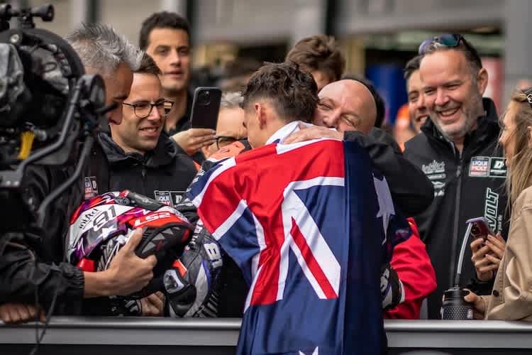 Intact-GP-Teamchef Jürgen Lingg schnappt sich GP-Sieger Senna Agius