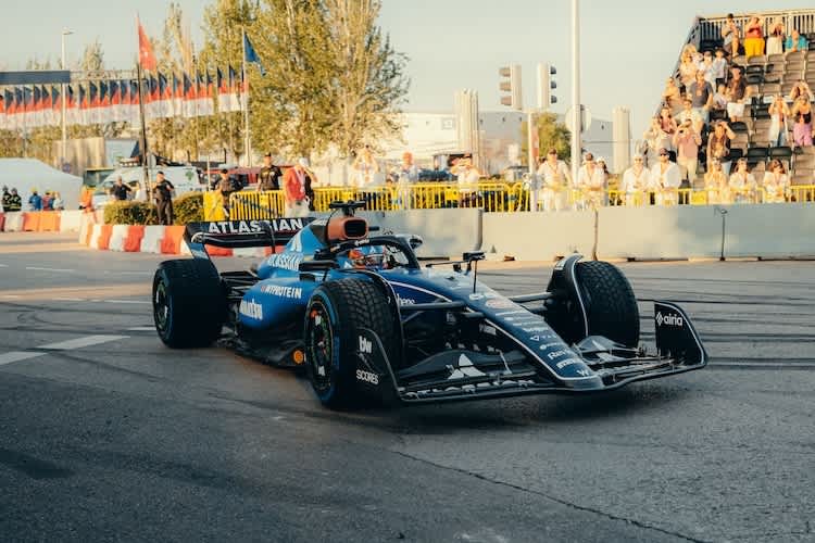 Demorunde und Donuts: Carlos Sainz im 2023er-Williams unterwegs in Madrid