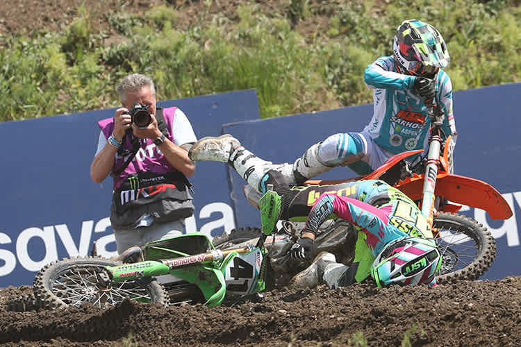 Pauls Jonass und Andrea Bonacorsi stürzten in der ersten Kurve nach dem Start