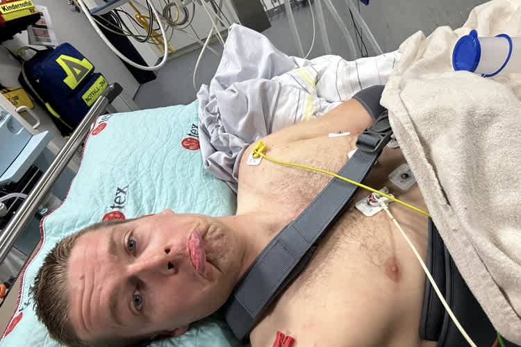 Pauls Jonass musste vom Talkessel ins Krankenhaus transportiert werden