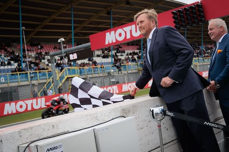 König Willem-Alexander beim Schwenken der Zielflagge